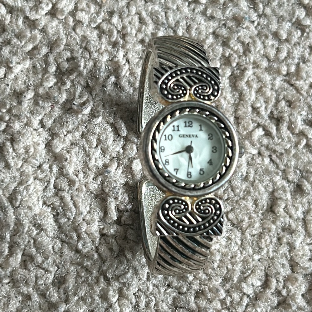 Geneva women’s‎ vintage bangle bracelet watch color: Silver/black